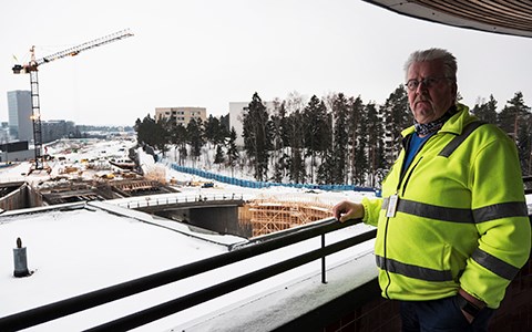 Kehä I SRV Matti Reini Keilaniemen työmaan parvekkeella