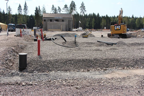 Talon alle koottiin rakennekerrokset murskeesta ja sepelistä.