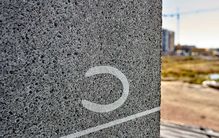 Julkisivut kohde espoossa perkkaa graafinen betoni hevosenkenkä