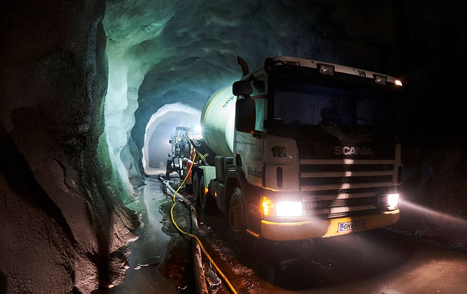 Blominmäki finnoo viemäritunnelityömaa kapea kulkuväylä