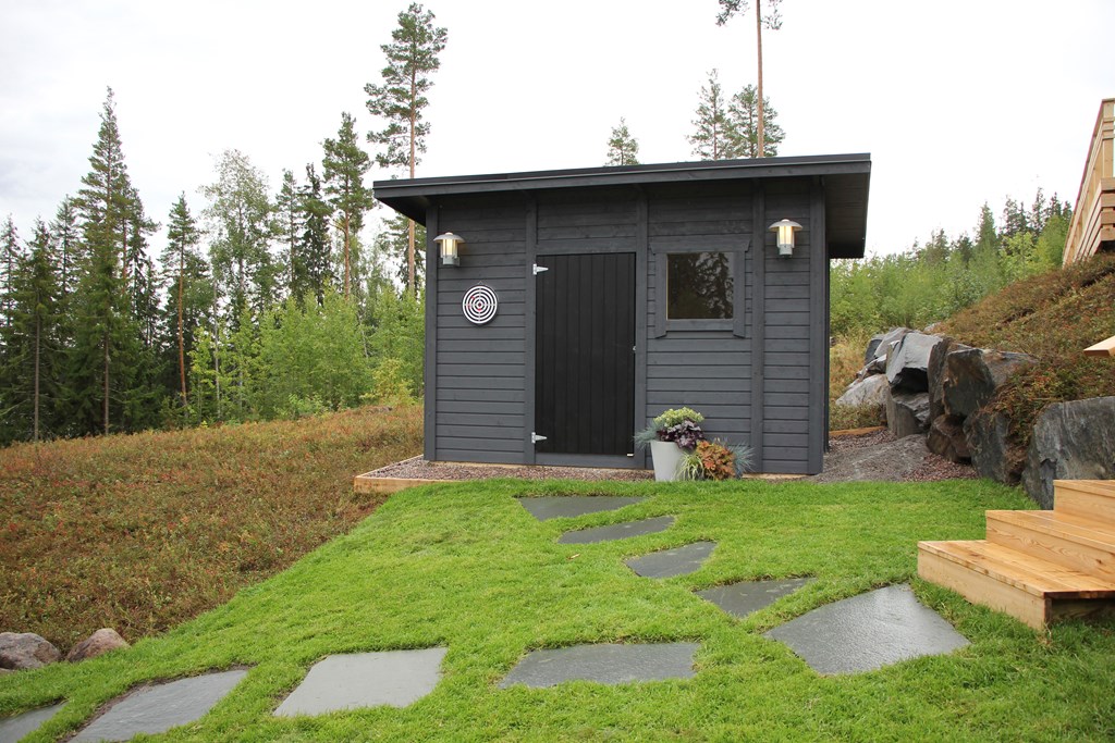 Tuomas Kyrön mökkipihan muutos. Kuva Nelonen.