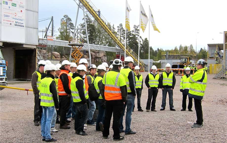 Työympäristötyön kultainen erityisansiomitali kari lohva turvapuisto opiskelijaryhmä